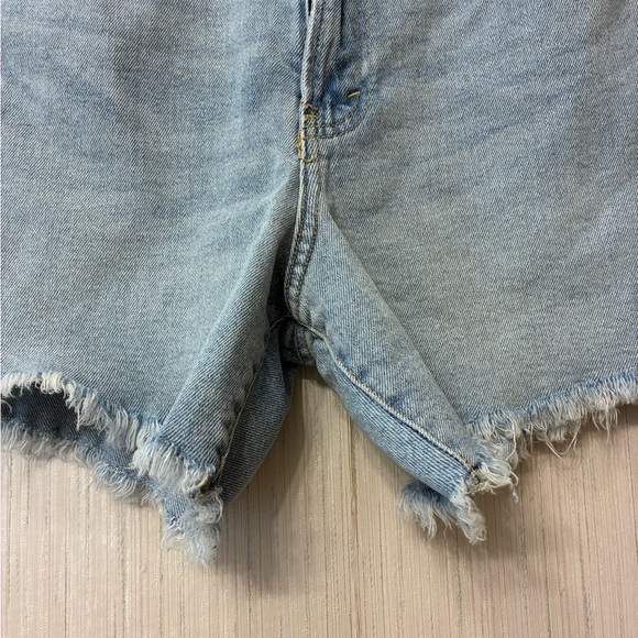 Abercrombie Curve Love High Rise MD Shorts 26/2 Light Wash Denim Frayed Hem - Picture 4 of 6